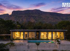 StayVista at Evara Farms with Pool, Lawn & Mountain View, מלון בKolvan