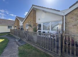 Cosy 4 Berth Bungalow At Waterside Village Park In Corton Ref 14002W, hotel u gradu Loustoft