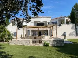 Contemporary Villa in Provence with pool, ideal for 6 Guests