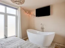 Romantic jacuzzi suite in the city center