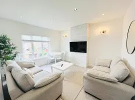 Bright 2-Bed Flat - 1 min to Enfield Lock Station