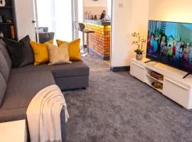 Green Haven Villa - 4BR Spacious House with Hot tub, Ample Parking, Air Condition, WIFI, Netflix, Patio & Garden