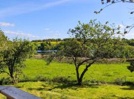 Maison vue sur le Lac de Guerlédan - Authenticité, hotel in Guerlédan
