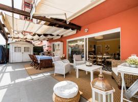 Lisbon Coast, 3 bedroom apartment with large terrace, Hotel in Linda-a-Velha