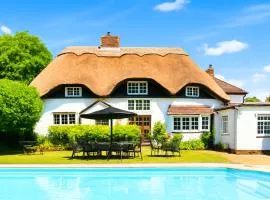 Beautiful Thatched Cottage with Outdoor Pool, Secure Garden, Dog & Family Friendly! Chichester Holiday Properties