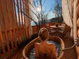 Chaty Świerkowe Wzgórze - tylko domki typu superior z prywatną sauną balią kominkiem oraz ogrodzonym prywatnym terenem z grillem, domki bez sauny na wspólnym terenie