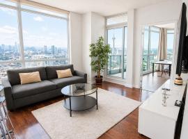 2 Bedroom Condo With City Views and Free Parking, готель у Торонто