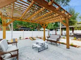 2 Mi to Beach! Group-Friendly Navarre Getaway