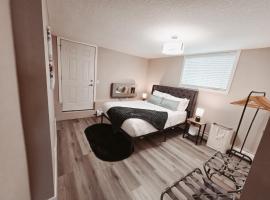 Riverfront Condo - Free Parking, Walk DT, Sleep 4, hotel a Calgary
