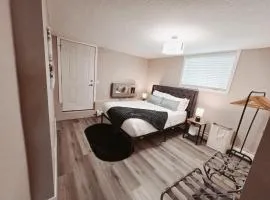 Riverfront Condo - Free Parking, Walk DT, Sleep 4