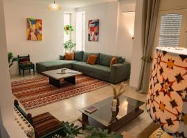 Appartement spacieux et chaleureux sur Hedi Nouira, hotel u gradu 'Ariana'