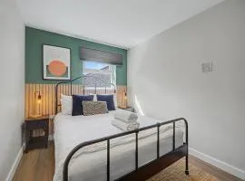 Central Cardiff 3BR Apartment Sleeps 8 2 Bathrooms Private Parking Fast Wi-Fi