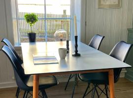 Charmig lägenhet nära Smögenbryggan, hotel a Smögen