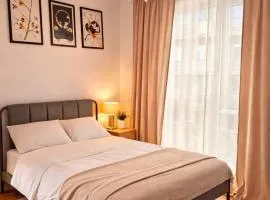 Modern Apartment | Metro Front | Netflix | Balcony