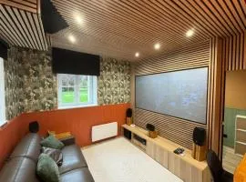 Séjour Château Moderne avec Cinéma