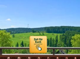 SONNENSEITE Schonach - Private Infrarot-Sauna - ruhige Schwarzwald-Ferienwohnung nahe Triberg - 2 Schlafzimmer auf 2 Etagen - Balkon mit Weitblick - bis 4 Gäste - Parkplatz, hotel v mestu Schonach