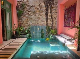 Casa AcoModo at Casco Viejo 6BR Mansion w Pool, Hotel in Panama-Stadt