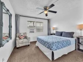 SHARE with working host, WiFi, AC, Pool, walk to Downtown, 15 min to airport