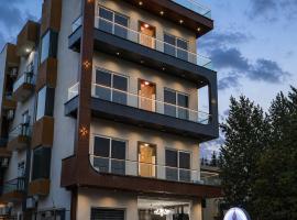 The Glam By Sandane Homes, hotel a Greater Noida