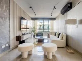 Modern 3BR Apt w AC & Parking Sleeps 6