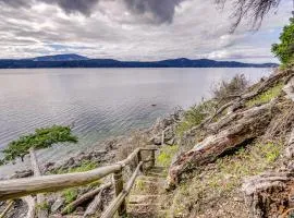 Private Beach and Hot Tub Eastsound Waterfront Gem
