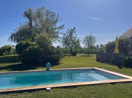 SUITES EN PERCHE-Proche Mortagne, готель у місті Bures