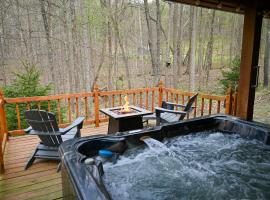 A Beary Cozy Cabin in Hocking Hills, khách sạn ở Laurelville