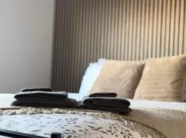 Alross rental - Elegant London Stay with Free Breakfast
