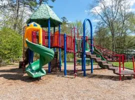 Pool • Fire Pit • Game Room • Sleeps 8