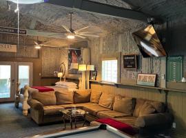 Cozy Barn with Pool Access & Near Lake Conroe, Hotel in Montgomery