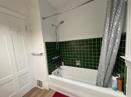 Airport 10 min Stay - Large Bungalow Room & Free Parking, hotel a Vancouver