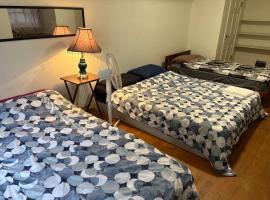 Spacious Room in Big Bungalow - 10 Min to Airport, Free Parking & Wifi, hotel a Vancouver