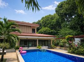 Spacious villa with pool, billiard, bbq & bonfire, hotel u gradu Olongapo