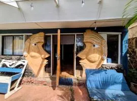 Cabaña mística Reimiro frente al mar patio de esculturas Rapa Nui