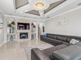 3br,3ba home near Downtown and Airport, Walk to the Stadium