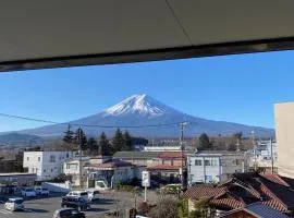 Guest House KURA 776 Mt Fuji View and 1 min to Gekkoji Station