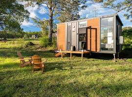 Tiny Creekside Cabin by Tiny Away, Hotel in Glenreagh