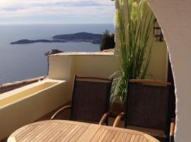 Eze Monaco middle of old town of Eze Vieux Village Romantic Hideaway with spectacular sea view, beach hotel in Éze