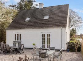 Bright and cozy house near forest and beach - space for 8، فندق في Horbelev