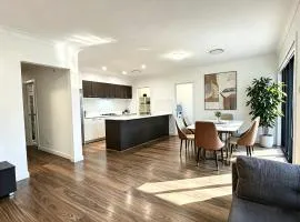 Colebee 4 Bedroom House Walk to Park and Shops