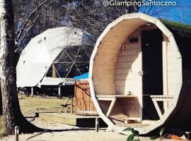 GlampingSantoczno، فندق في Santoczno