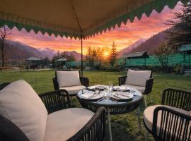 Viesnīca Hotel The Himalayan Riverside - Most Awarded Property of Manali 2025-26 pilsētā Manali