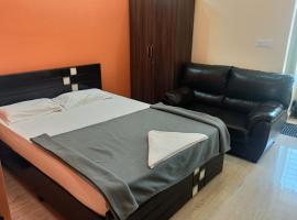 Viesnīca New Surya Deluxe Boarding & Lodging pilsētā Chik Ballāpur