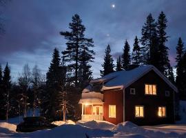 Secluded Wilderness Retreat 3BR Ski, Hike & Fish, 2 Fireplaces, Sleeps 9 โรงแรมในซานา