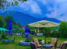 Manali में, होटल The Himalayan Swiss Cottage with Bonfire, Manali - A Riverside Retreat