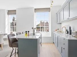 Newly renovated designer apartment - 2-bed, 2 bath, parking, central