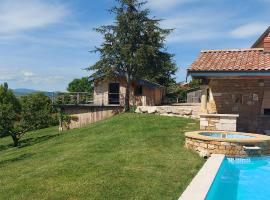 Cabane Wood & Spa, hotel em Chasselay