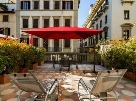 Spacious & Bright, next to the Duomo of Florence, Michelangelo, with Patio