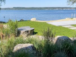 LAKE Villa Qbify - private lakeside living - eigener Strand: Überlingen şehrinde bir otel