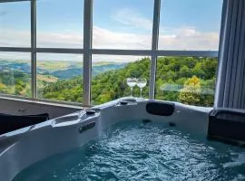 Private wellness with panoramic view, sauna & jacuzzi